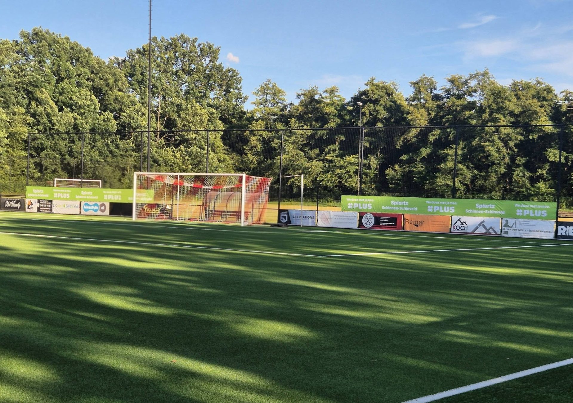 Reclamebanner PLUS Spiertz langs het hoofdveld